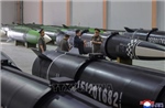 Nhà lãnh đạo Triều Tiên Kim Jong Un thị sát dây chuyền sản xuất tên lửa mới