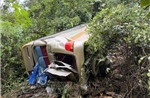 Xe khách lao xuống taluy âm khiến 2 người tử vong, nhiều người bị thương