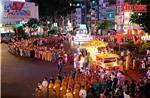Hàng nghìn người tham gia nghi lễ rước kiệu hoa chào mừng Phật đản