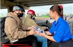 TP Hồ Chí Minh: Phát nước suối miễn phí hỗ trợ người dân về quê nghỉ lễ 2/9