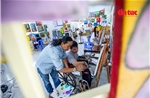 Người thầy khơi dậy niềm đam mê hội họa cho thanh niên khuyết tật