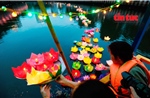 Lắng đọng với nghi thức thả hoa đăng mừng Phật đản