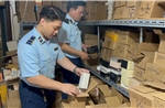 Phát hiện kho nước hoa nghi giả thương hiệu nổi tiếng giữa phố cổ Hà Nội