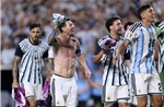 Messi tặng áo đấu cho huyền thoại Roberto Baggio