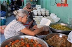 Vợ chồng U90 nấu cơm chay miễn phí cho người có hoàn cảnh khó khăn