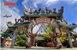  Độc đáo ngôi miếu nổi giữa sông Vàm Thuật với hơn 100 con rồng gốm sứ