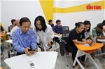 Bình dân học vụ số của những mái đầu bạc - Bài 1: Lớp học ‘tóc bạc’ và những người thầy tuổi đôi mươi