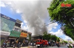 Nỗ lực dập tắt đám cháy lớn tại kho hàng gần chợ Võ Thành Trang