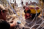 Hình ảnh nhói lòng trẻ em bò qua dây thép gai sắc nhọn vượt biên vào Mỹ