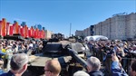 Video &#39;rừng người&#39; xem phương tiện chiến đấu bị Nga tịch thu ở chiến trường Ukraine