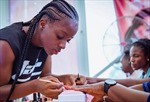 Cô gái Nigeria cố lập kỷ lục Guinness khi sơn hàng nghìn móng tay trong 3 ngày