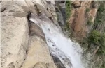 Người dân thất vọng khi phát hiện đường ống tại thác nước tự nhiên Trung Quốc