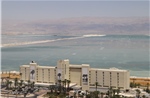 Nhiệt độ ở Israel cán mốc 50°C, người nghèo tìm nơi tránh nóng
