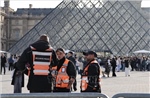 Pháp bắt một số nghi phạm vụ trộm táo tợn tại Bảo tàng Louvre