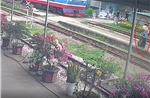 Công nhân đường sắt cứu cụ bà thoát nạn trong gang tấc