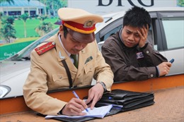 Hà Nội cấm giữ xe trên 262 tuyến phố: Lái xe "méo mặt" ngày đầu xử phạt 