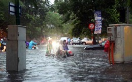 Mưa to, đường phố Hà Nội chìm trong nước 