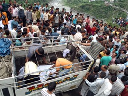 Xe khách lao xuống đập ở Ấn Độ, 41 người chết