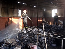 Cháy lớn thiêu rụi xưởng sản xuất giấy 