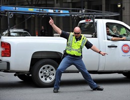 Cảnh sát vừa nhảy múa vừa điều khiển giao thông