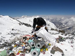 Làm tượng từ rác trên đỉnh Everest