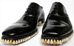 Đôi giầy có đế làm từ 1.050 chiếc răng 