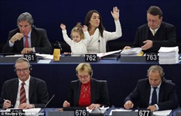 Nghị sĩ châu Âu biểu quyết cùng con gái 2 tuổi