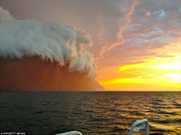 Bão cát đỏ rực trên bầu trời Australia
