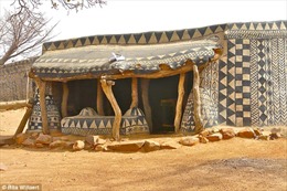 Độc đáo ngôi làng hoa văn ở châu Phi