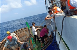 Hải quân đã đón được 43 ngư dân và 2 thi thể ngư dân tàu cá QNa 91029TS bị chìm trên biển