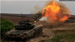 Xem trận chiến &#39;giáp lá cà&#39; hiếm hoi giữa xe tăng Nga và Ukraine