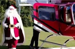 Ông già Noel đáp trực thăng đến tặng quà cho các em nhỏ mắc bệnh hiểm nghèo