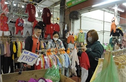 Mùa đông ấm, tiểu thương bán quần áo rét ngậm ngùi vì doanh thu giảm sút 