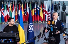 Ukraine tăng mạnh chi tiêu quốc phòng, Tổng thống Zelensky lần đầu thăm trụ sở NATO