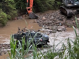 Xe jeep chở du khách ở Lâm Đồng bị lũ cuốn trôi, 4 người Hàn Quốc thiệt mạng
