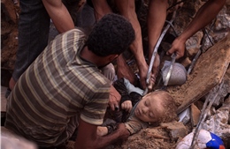 Hình ảnh nhói lòng về những đứa trẻ ở Gaza dưới làn bom đạn