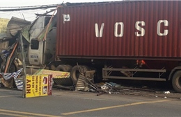 TP Hồ Chí Minh: Xe container mất lái đâm 6 kiot dưới dạ cầu vượt Sóng Thần