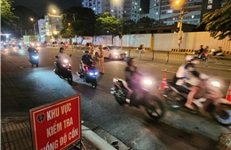 Cảnh sát giao thông kiểm tra nồng độ cồn người vi phạm 