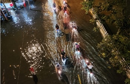 Triều cường dâng cao, nhiều tuyến đường ở TP Hồ Chí Minh bị ngập