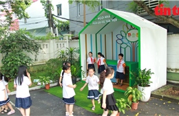 Học sinh thích thú với “Nhà phân loại rác thân thiện” đầu tiên ở Hà Nội