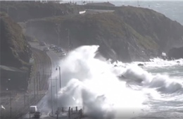 Video sóng lớn ập vào bờ khi bão lớn tràn qua hòn đảo ở biển Ireland