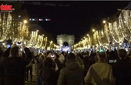 Đại lộ Champs Élysées rực rỡ ánh sáng Giáng sinh, khởi đầu mùa lễ hội ở Paris