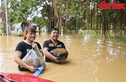 Người dân thôn Bùi Xá vất vả sống trong ngập lụt