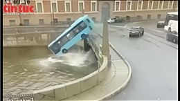 Nga: Xe buýt mất lái húc tung lan can lao xuống sông, gây nhiều thương vong 