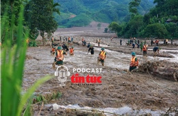 Xúc động hình ảnh bộ đội biên phòng tìm kiếm nạn nhân ở Làng Nủ