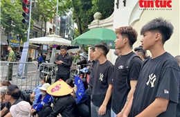 Người dân tập trung từ sáng gần Nhà tang lễ, chờ vào viếng Tổng Bí thư Nguyễn Phú Trọng