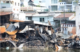 Vụ cháy nhà ven kênh Tàu Hủ: Hỗ trợ &#39;nóng&#39; 270 triệu đồng cho các hộ dân