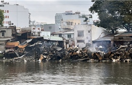 TP Hồ Chí Minh: Hiện trường tan hoang sau vụ cháy dãy nhà ven kênh Tàu Hủ
