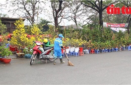 Công nhân môi trường căng mình dọn rác tại các chợ hoa xuân