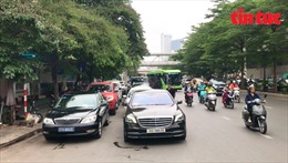Hà Nội: Ô tô xếp hai hàng dài chờ đăng kiểm gây cản trở giao thông